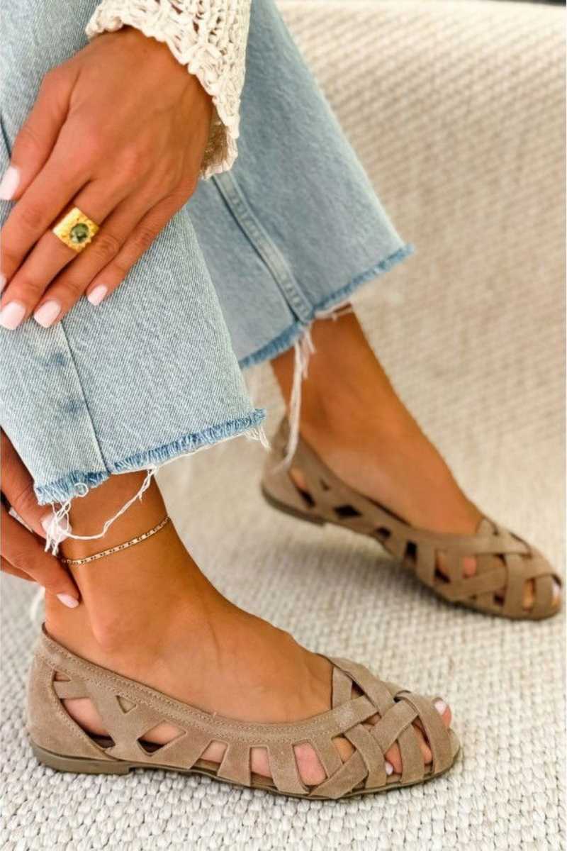 HINA | Flat sandals with open toes and woven material
