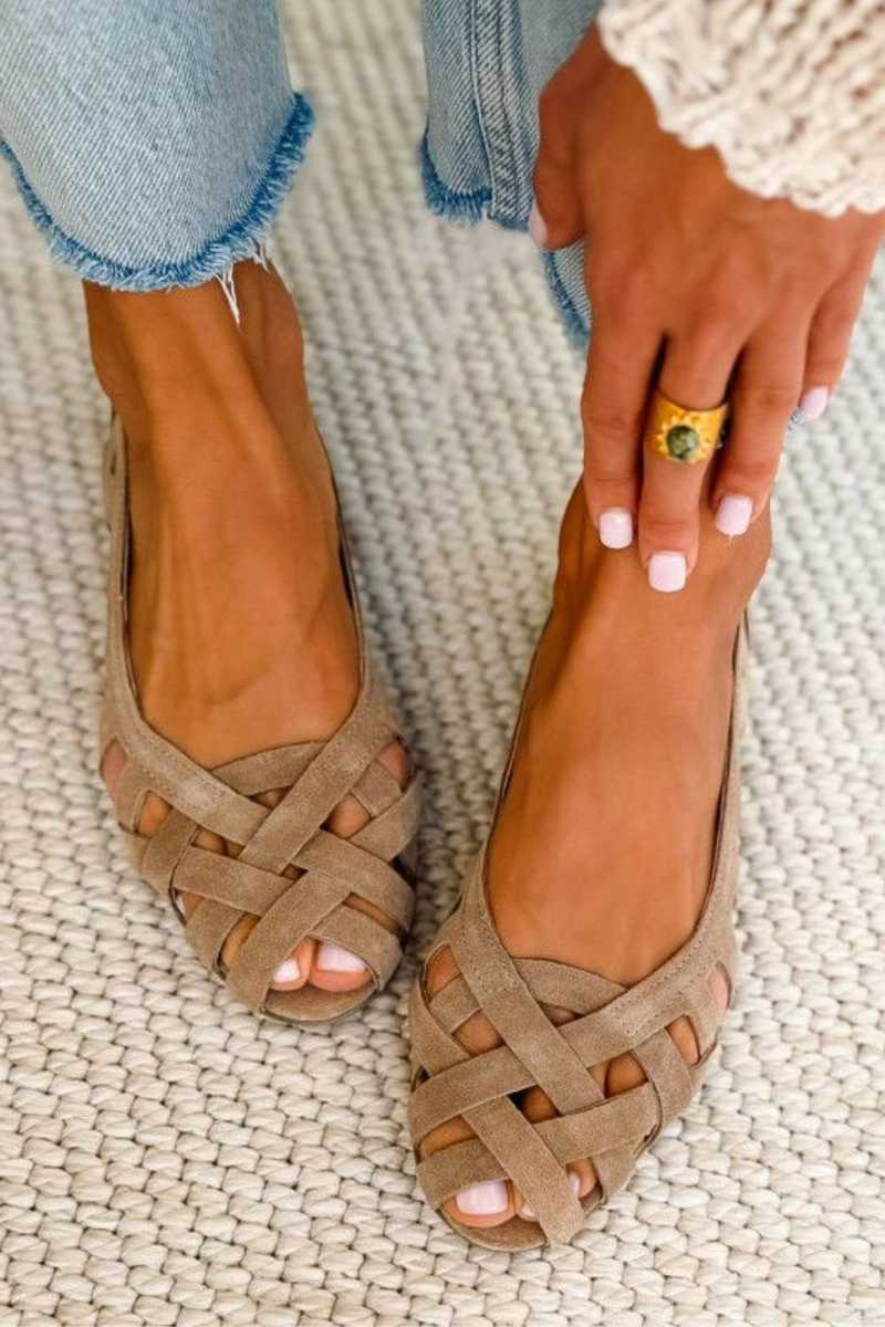 HINA | Flat sandals with open toes and woven material